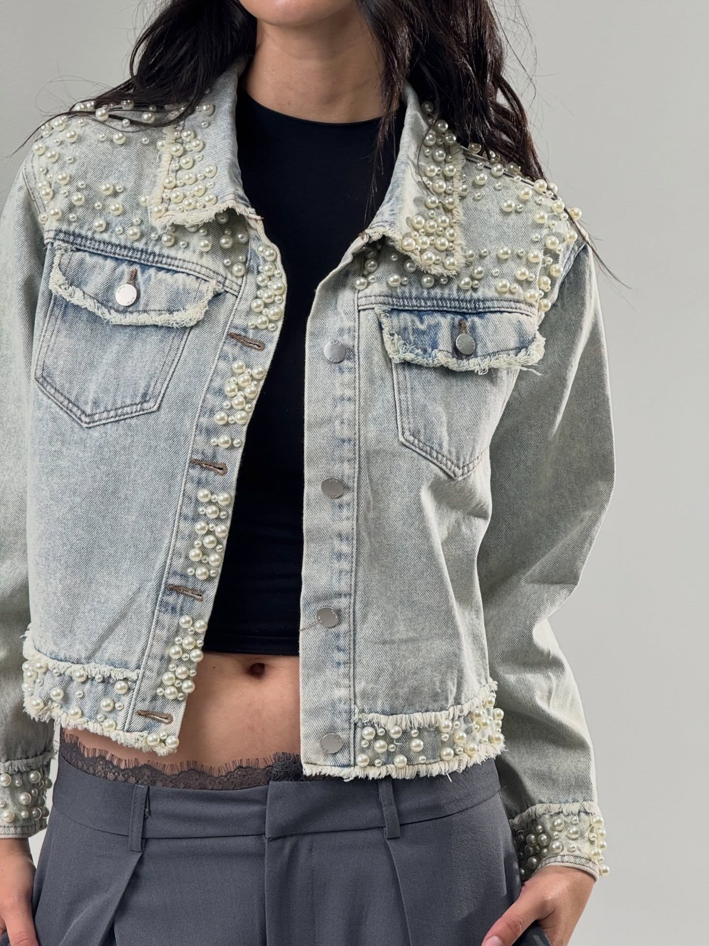 Giacca in denim con perle cucite a mano – Edizione limitata