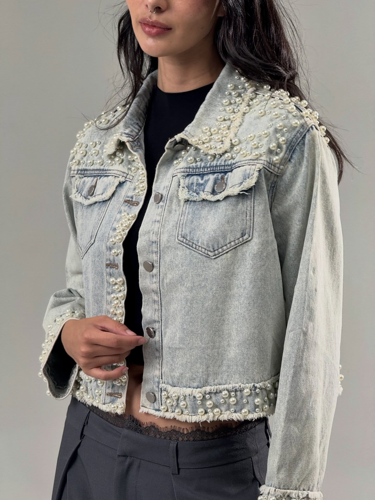 Giacca in denim con perle cucite a mano – Edizione limitata