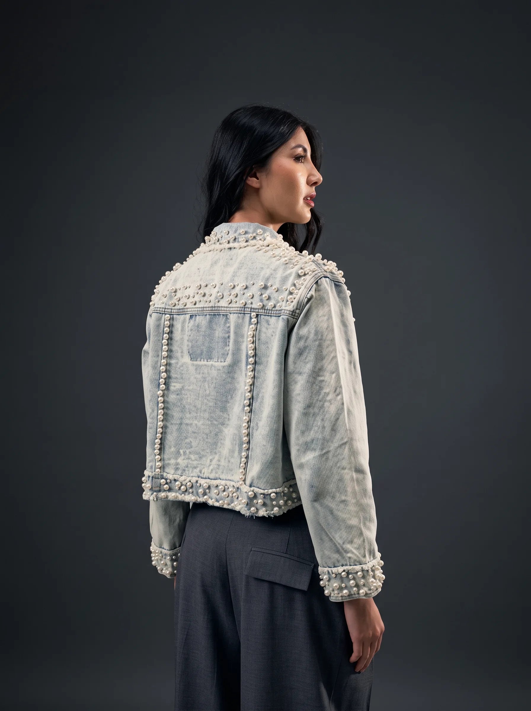 Giacca in denim con perle cucite a mano – Edizione limitata