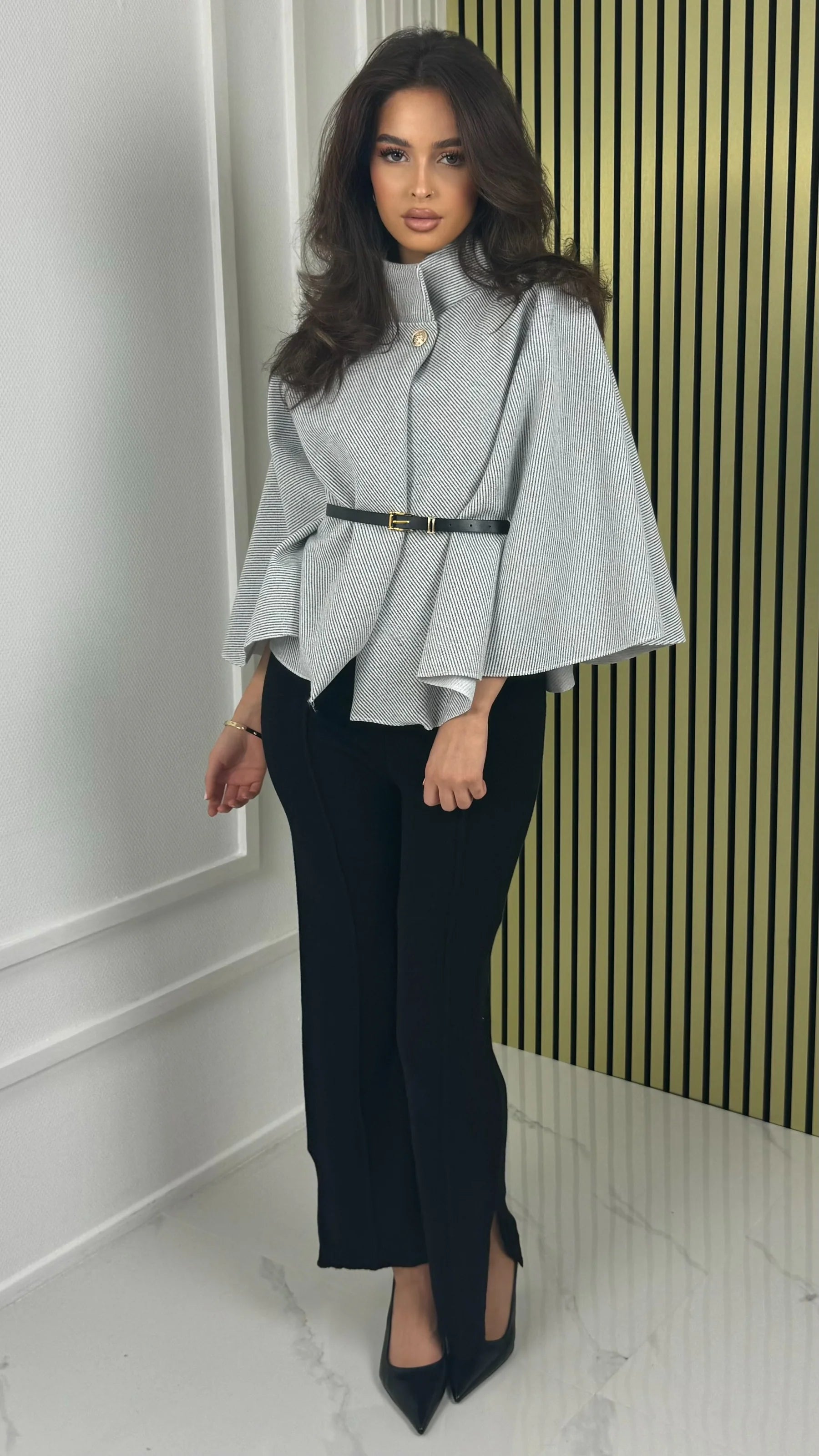Poncho Mantella Ginevra – Testurizzato con Cintura e Bottone Oro